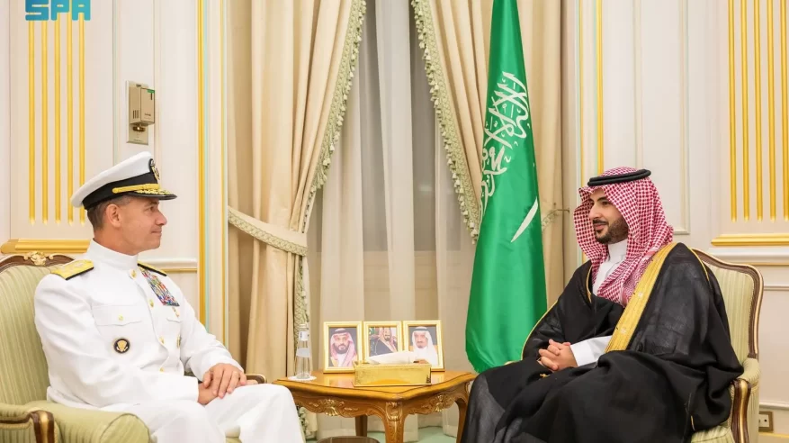 خالد بن سلمان يستعرض أوجه التعاون مع قائد القيادة المركزية الأمريكية