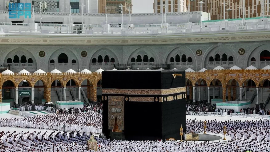 صلاة الغائب على سماحة مفتي المملكة بالمسجد الحرام