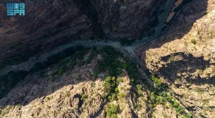 وادي لجب.. تحفة جيولوجية ومتنفس سياحي ووجهة عشاق المغامرات