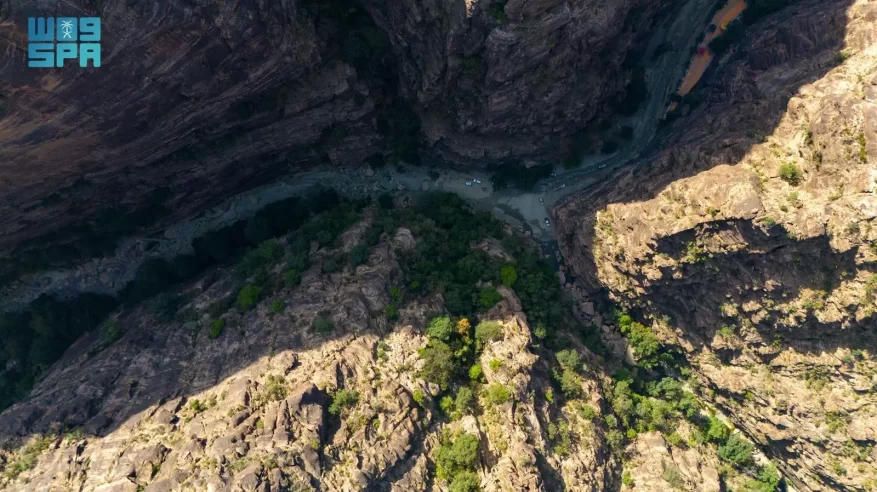 وادي لجب.. تحفة جيولوجية ومتنفس سياحي ووجهة عشاق المغامرات
