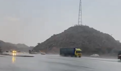 الطائف الآن.. أمطار غزيرة على السيل الكبير