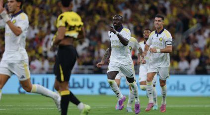النصر يحسم قمة الدوري بثنائية في الاتحاد