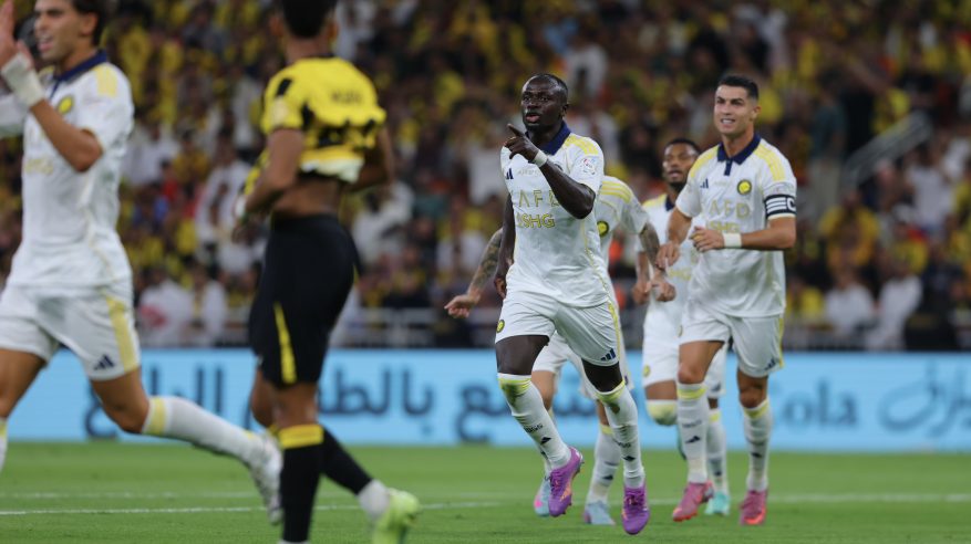 النصر يحسم قمة الدوري بثنائية في الاتحاد