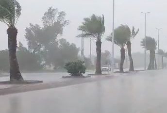لقطات توثق هطول أمطار غزيرة على أحد المسارحة