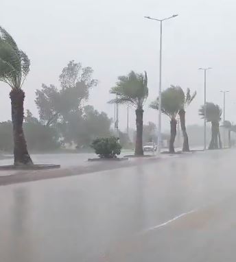 لقطات توثق هطول أمطار غزيرة على أحد المسارحة