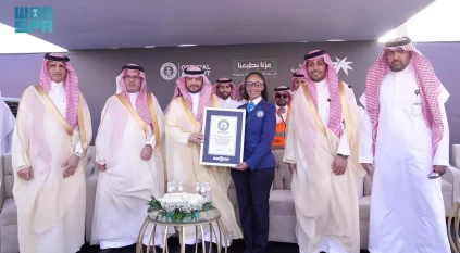 على مساحة 600 متر.. الموارد البشرية تُشكل أكبر علم سعودي بفن الفسيفساء