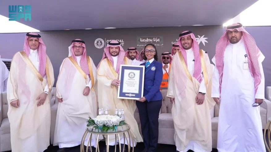 على مساحة 600 متر.. الموارد البشرية تُشكل أكبر علم سعودي بفن الفسيفساء