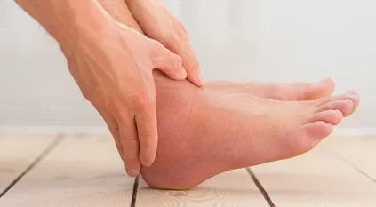 أعراض تصاحب تورّم الكاحل تنذر بمخاطر صحية