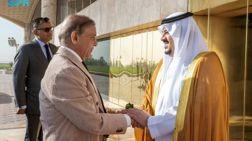 رئيس وزراء باكستان يغادر الرياض ومحمد بن عبدالرحمن في مقدمة مودعيه