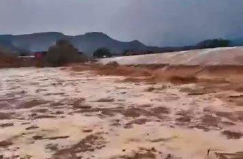 لقطات مذهلة لجريان وتدفق السيول بوادي نجران