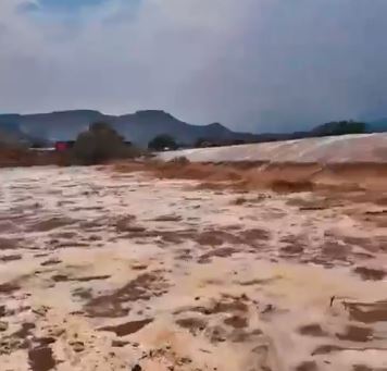 لقطات مذهلة لجريان وتدفق السيول بوادي نجران