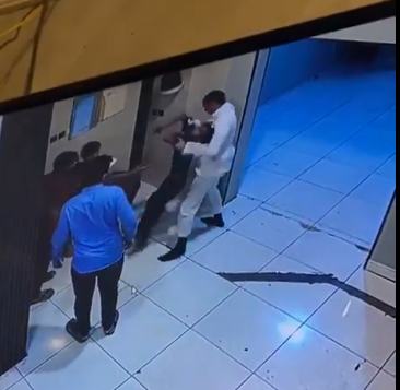 شاهد.. شاب سعودي ينقذ طفلاً ابتلغ قطعة بلاستيك في أبها
