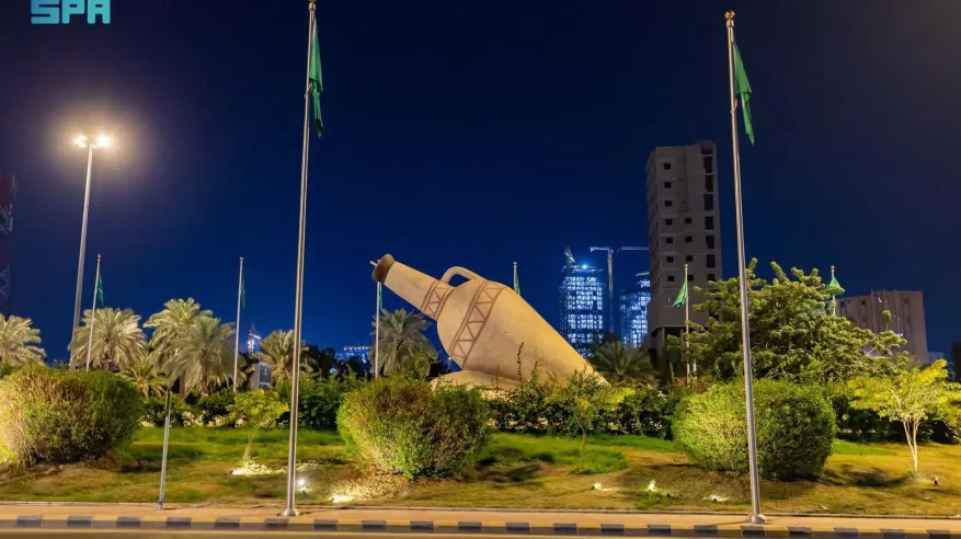 اليوم الوطني.. شوارع وميادين العاصمة المقدسة تتزين بالأعلام