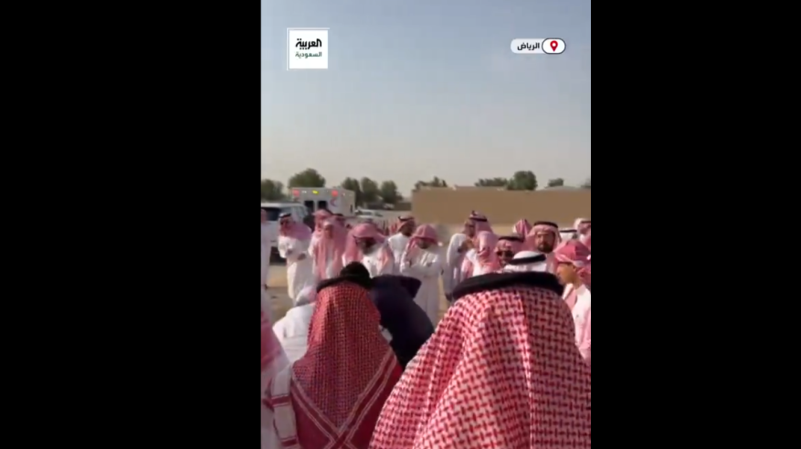 لحظات دفن مفتي المملكة الشيخ عبدالعزيز آل الشيخ في مقبرة العود بالرياض