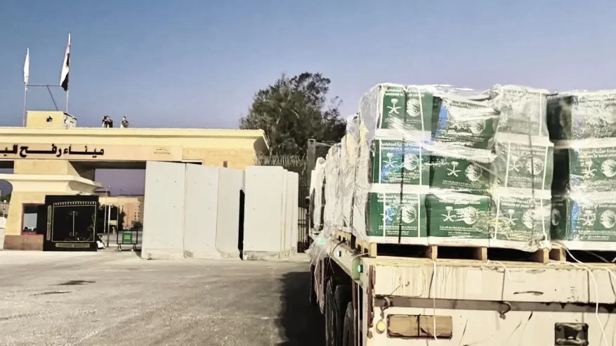 مساعدات إغاثية سعودية جديدة تعبر منفذ رفح متجهة إلى قطاع غزة