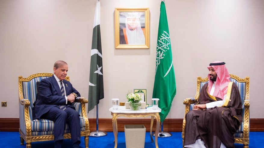 ولي العهد يلتقي رئيس وزراء باكستان