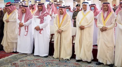  فيصل بن بندر يؤدي صلاة الميت على الأميرة نوف بنت سعود آل سعود