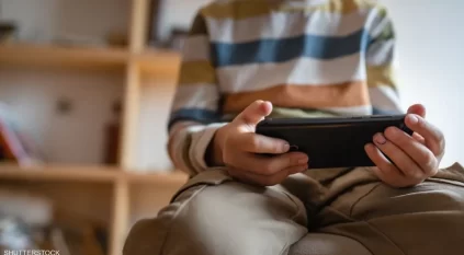 بعد انتحاره.. أم تكتشف مفاجأة صادمة في حديث ابنها مع روبوت