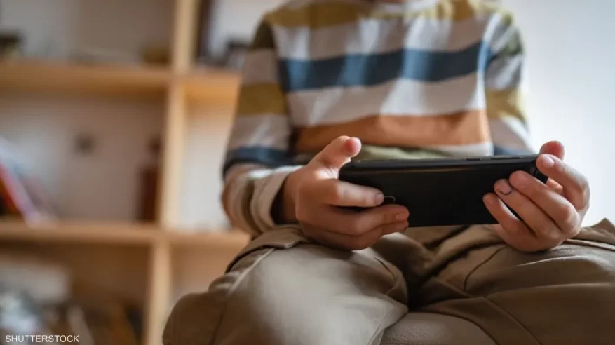 بعد انتحاره.. أم تكتشف مفاجأة صادمة في حديث ابنها مع روبوت