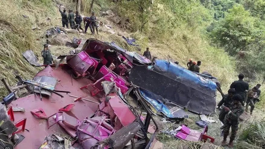 انهيار أرضي يجرف حافلة ويودي بحياة 15 شخصًا بالهند
