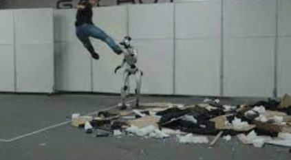 مهندس يختبر قوة روبوت بطرق غير متوقعة.. ضرب وركل