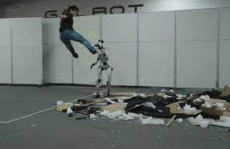 مهندس يختبر قوة روبوت بطرق غير متوقعة.. ضرب وركل