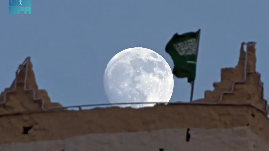 قمر الحصاد يزيّن سماء عسير ويجذب عشاق الظواهر الفلكية