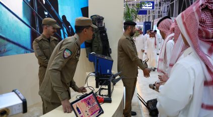 الإدارة العامة للأسلحة والمتفجرات تستعرض اشتراطات رخص حمل واقتناء السلاح بمعرض الصقور