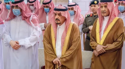 أمير الرياض يؤدي صلاة الميت على الأميرة هيفاء بنت تركي بن محمد آل سعود