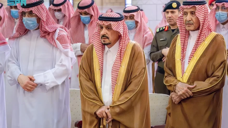 أمير الرياض يؤدي صلاة الميت على الأميرة هيفاء بنت تركي بن محمد آل سعود