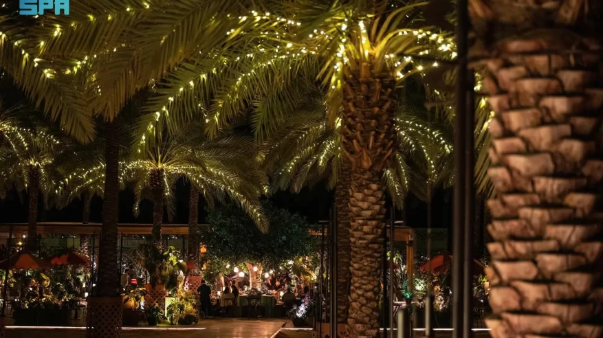 واحات النخيل في العُلا.. محطات مضيئة لأشهر المطاعم العالمية