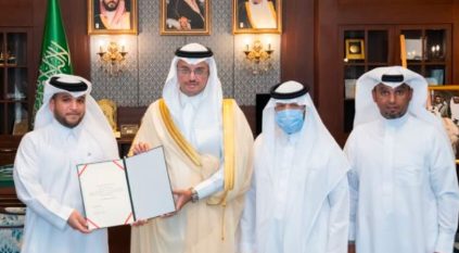 محافظ الأحساء يكرّم مواطنًا تبرع بإحدى كليتيه لوالده