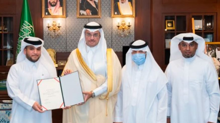 محافظ الأحساء يكرّم مواطنًا تبرع بإحدى كليتيه لوالده