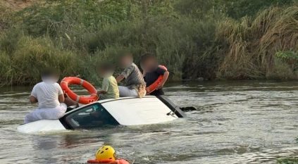 سيول تحتجز 5 أشخاص داخل مركبة بالقنفذة والمدني يباشر