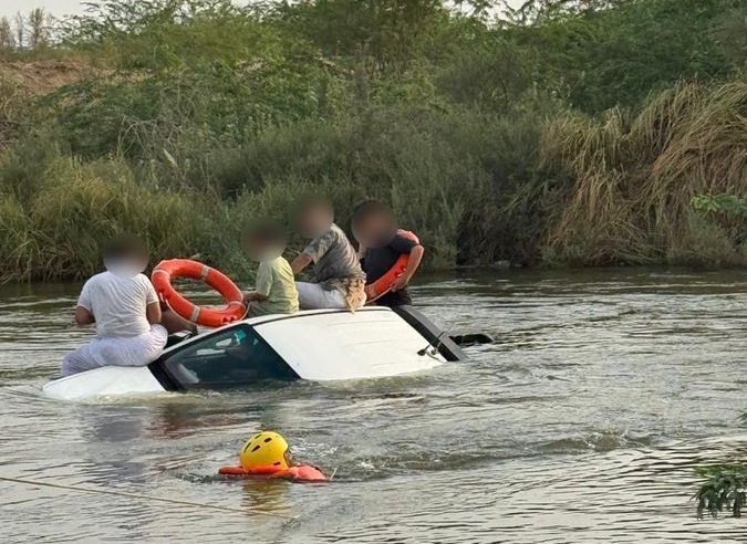 سيول تحتجز 5 أشخاص داخل مركبة بالقنفذة والمدني يباشر