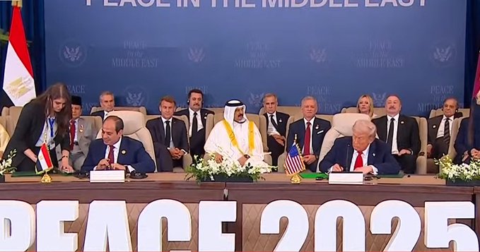 لحظة توقيع أمريكا ومصر وقطر وتركيا على وثيقة اتفاق غزة