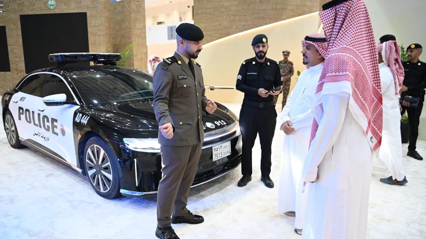 عروض للهجانة وفرضيات ضمن مشاركة الأمن العام في معرض الصقور والصيد السعودي