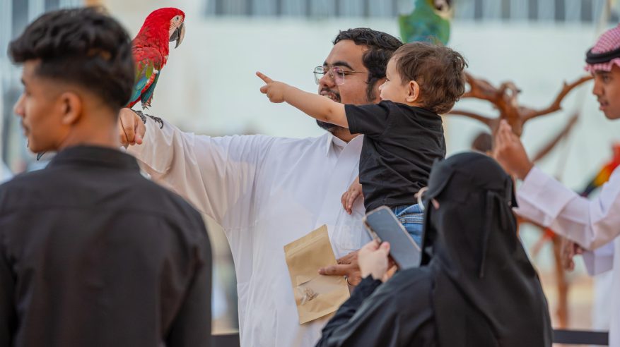 أنشطة وتجارب تفاعلية تجذب العائلات في معرض الصقور والصيد