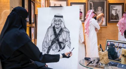 صقّارة سعودية تقدّم عروضًا حيّة بالفحم في معرض الصقور والصيد السعودي