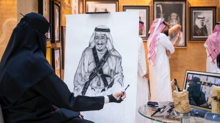 صقّارة سعودية تقدّم عروضًا حيّة بالفحم في معرض الصقور والصيد السعودي
