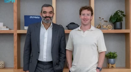 السواحه يجتمع مع مارك زوكربيرغ لتعزيز الشراكات في تقنيات المستقبل