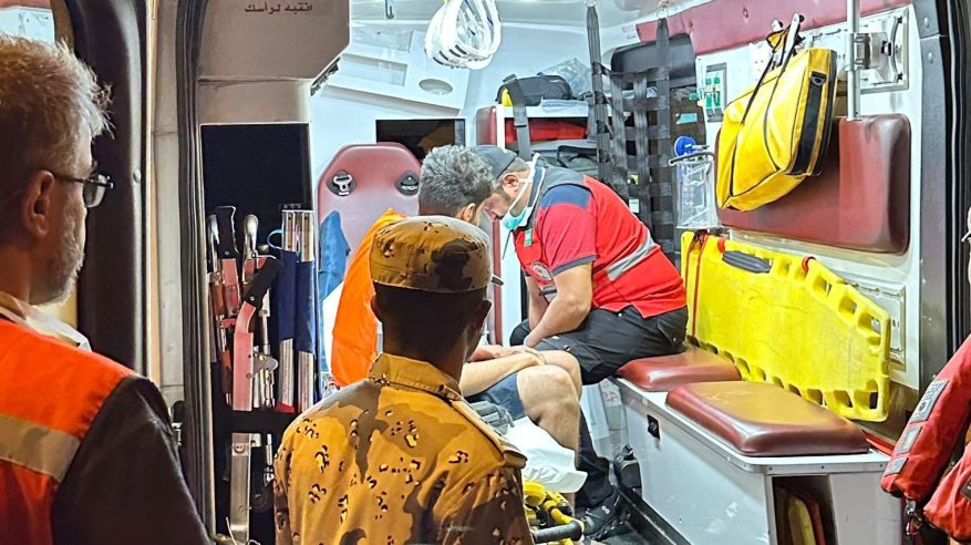 حرس الحدود ينقذ مواطنًا تعرض لوعكة صحية في عرض البحر