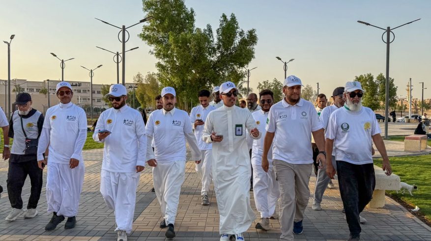 محاضرة توعوية للمشاركين في مبادرة المشي بحي طويق في الرياض