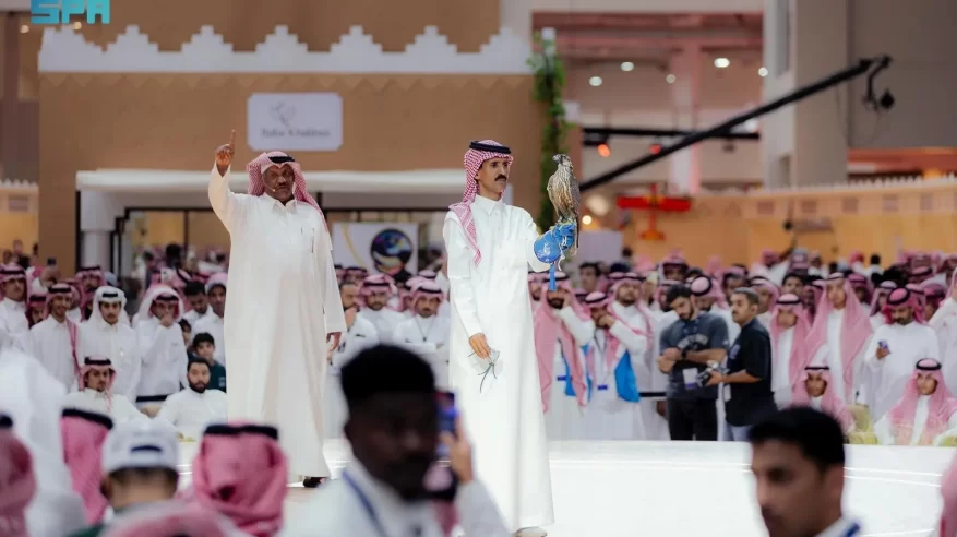 بيع صقر طرح بـ100 ألف ريال في افتتاح مزاد نادي الصقور السعودي 2025