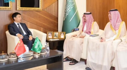 وزير الإعلام يستقبل رئيس صحيفة الشعب الصينية بمناسبة افتتاح مكتبها الإقليمي بالرياض