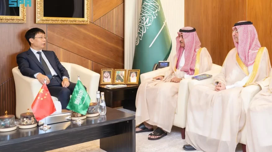 وزير الإعلام يستقبل رئيس صحيفة الشعب الصينية بمناسبة افتتاح مكتبها الإقليمي بالرياض