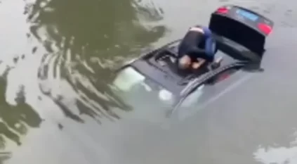 فيديو يحبس الأنفاس لإنقاذ سائق سيارة غرقت بالكامل في النهر