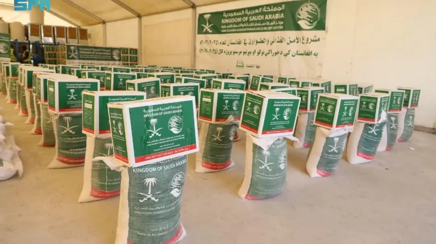 سلمان للإغاثة يوزّع 213 سلة غذائية في مخيم لواء باباجان بأفغانستان
