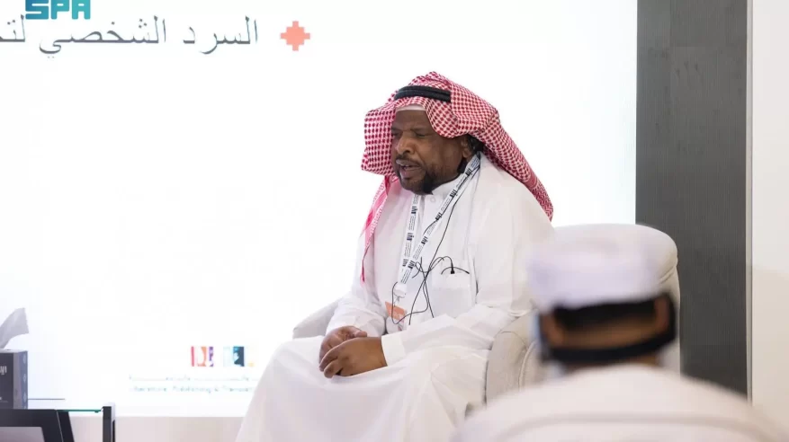 العلاج بالكلمات.. قصة كفيف تجاوز فقدان البصر وحوّل معاناته إلى إبداعٍ ملهم