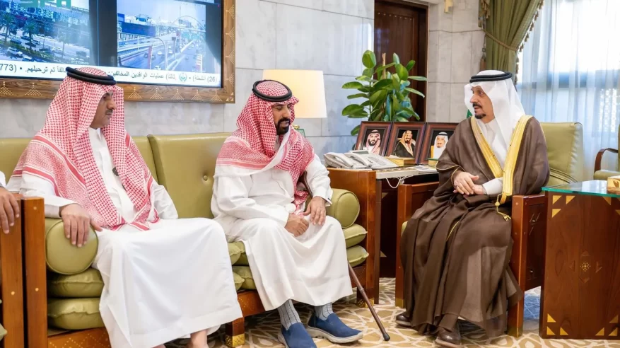 أمير الرياض يستقبل الهزري المتنازل عن قاتل ابنه ويشيد بموقفه